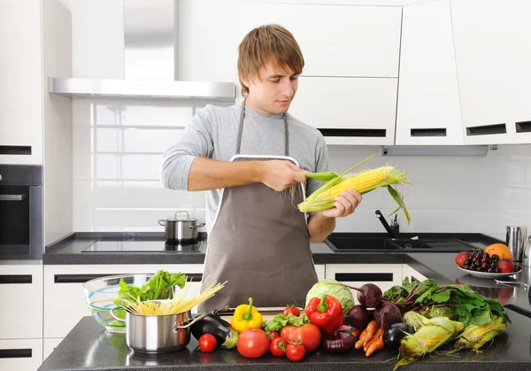 Mann in der Küche — Stockfoto