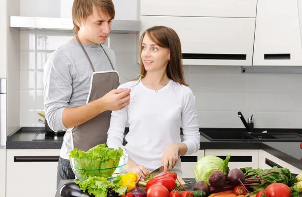 Couple cooking — Stock Photo, Image