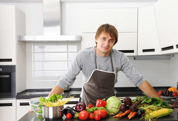 Hombre en la cocina — Foto de Stock