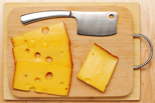 スイスのチーズとナイフ — ストック写真