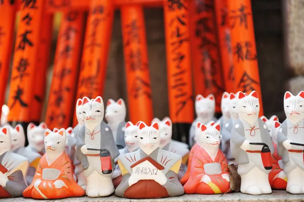 Raposas no santuário de Fushimi Inari — Fotografia de Stock