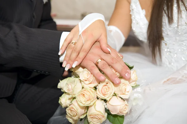 Net getrouwd - hand in hand — Stockfoto