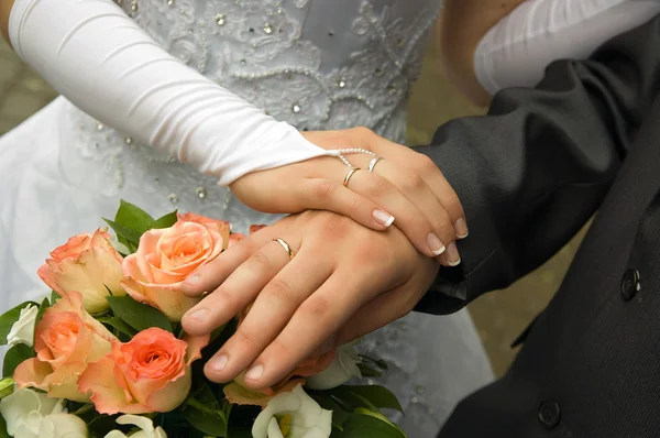 Gerade verheiratet - Händchenhalten — Stockfoto