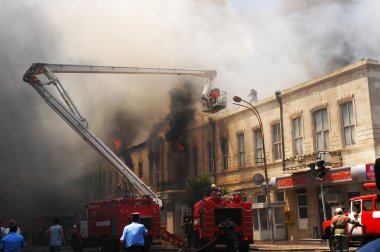 Şehir yangın yerindeki itfaiye araçları