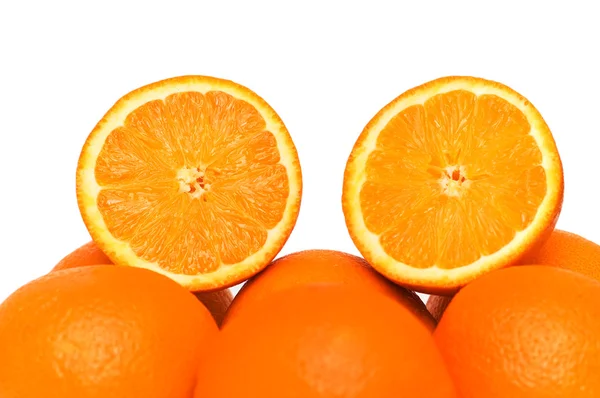 Duas laranjas semi-cortadas isoladas em branco — Fotografia de Stock