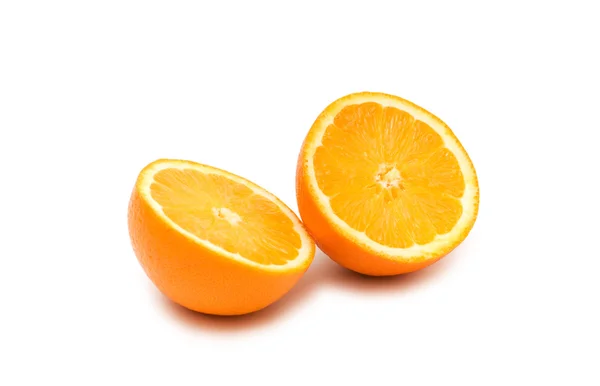Twee helft-cut sinaasappelen geïsoleerd — Stockfoto