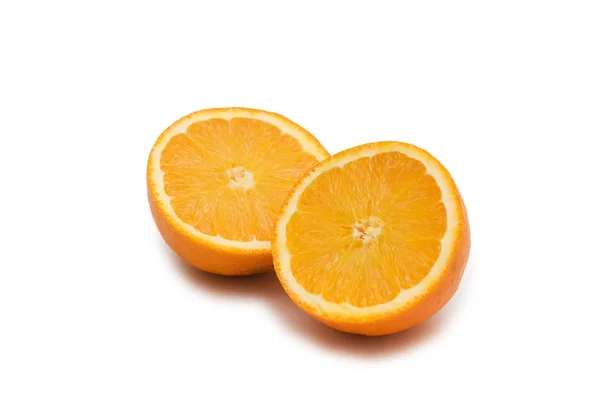 Δύο μισό-κομμένα τα πορτοκάλια απομονωθεί — Φωτογραφία Αρχείου