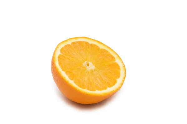 ハーフカット オレンジ、白で隔離されます。 — ストック写真