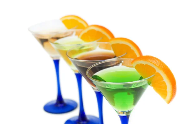 Divers cocktails isolés sur le blanc — Photo