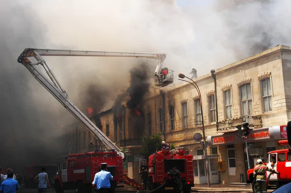 Bomberos en la escena del incendio de la ciudad — Foto de Stock