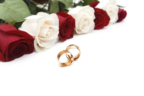 Arany gyűrűk és elszigetelt Rózsa — Stock Fotó