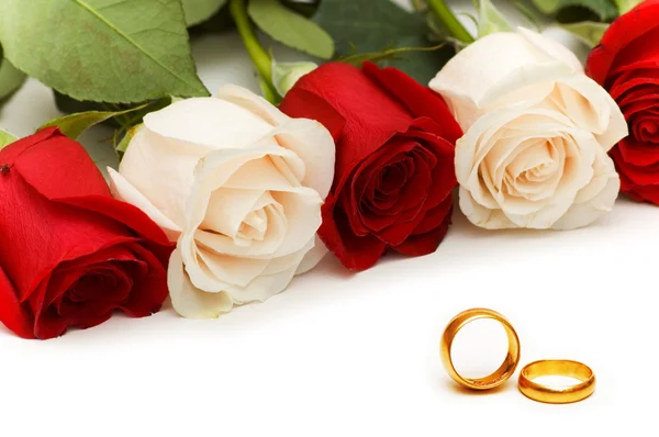 Rosas y anillos de boda aislados — Foto de Stock