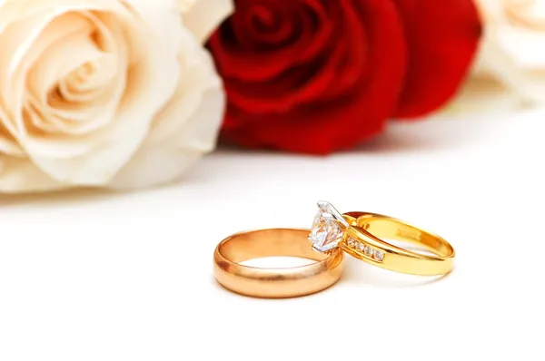 Rosa y anillos de boda aislados —  Fotos de Stock