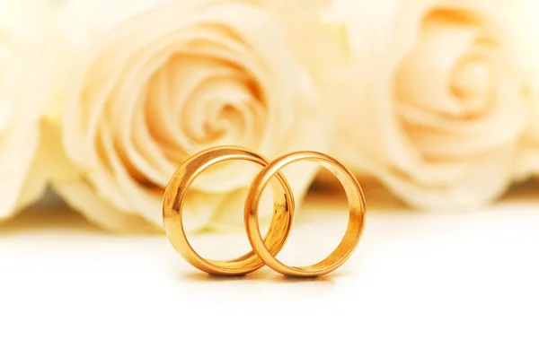 Roses and wedding rings isolated — Stock Photo, Image
