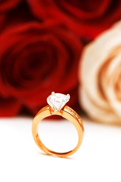 Zásnubní prsten a růže — Stock fotografie