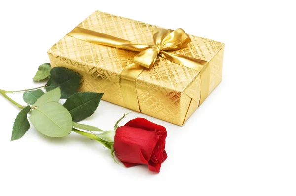 Giftbox and rose isolated — Stock Photo, Image
