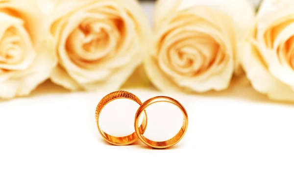 バラと分離の結婚指輪 — ストック写真