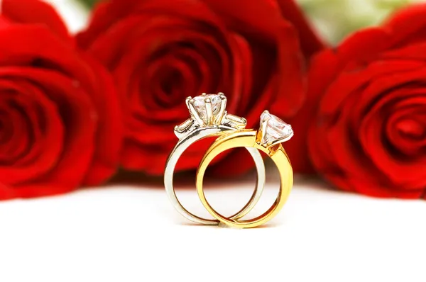 Diamanten ringen en rozen geïsoleerd — Stockfoto