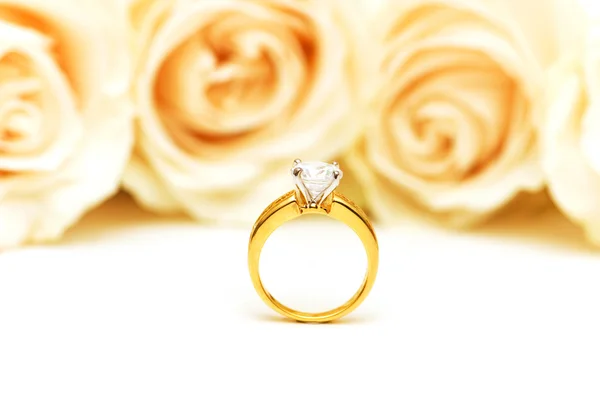 Rosas y anillo de boda aislados — Foto de Stock