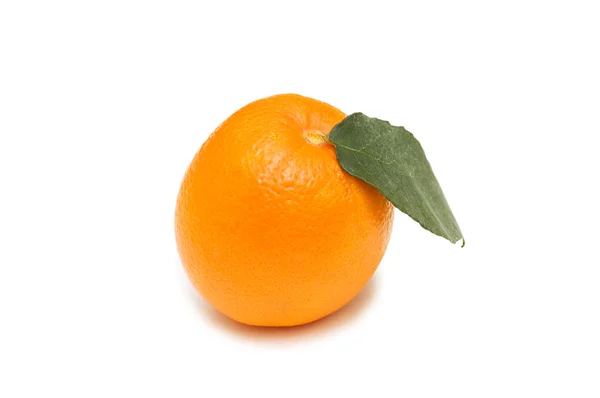 Oranžová s listy izolované na bílém — Stock fotografie