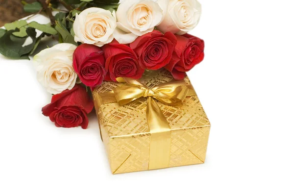 Giftbox and roses isolated — Stock Photo, Image