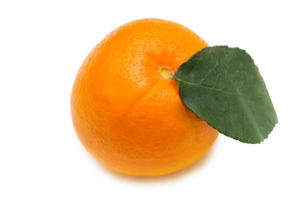 Arancione con foglia verde isolata — Foto Stock