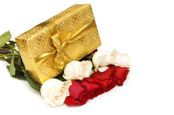 Giftbox και τριαντάφυλλα που έχουν απομονωθεί — Φωτογραφία Αρχείου