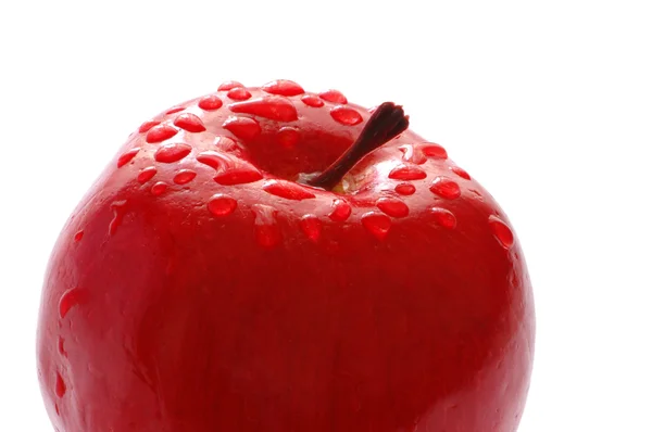 Czerwone jabłko z kroplami wody — Zdjęcie stockowe