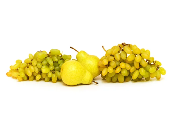 Druiven en peren geïsoleerd op de witte — Stockfoto