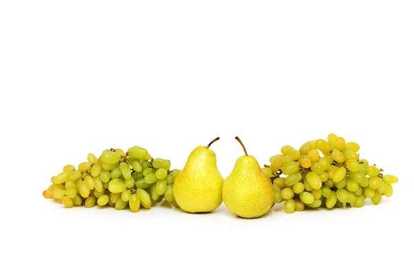 Uvas e peras isoladas sobre o branco — Fotografia de Stock