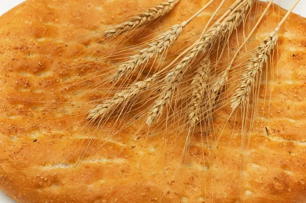 Bliska chleb i pszenica uszy — Zdjęcie stockowe