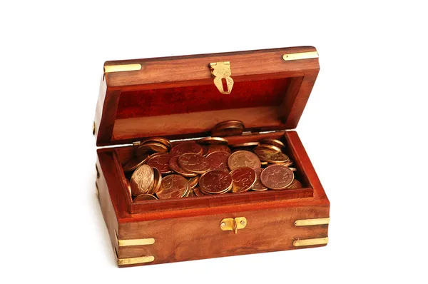 Tronco de madeira cheio de moedas de ouro — Fotografia de Stock