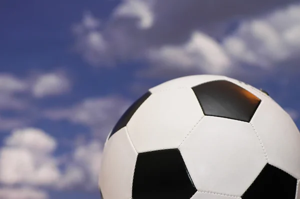 Fotboll med vita och svarta femhörningar — Stockfoto