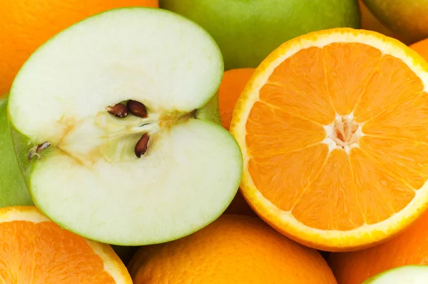 Close up van sinaasappels en appels — Stockfoto