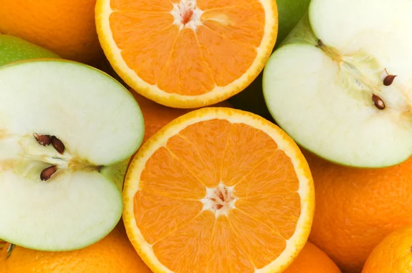 Close up de laranjas e maçãs — Fotografia de Stock
