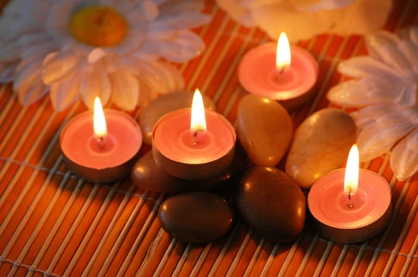 芳香蜡烛和鹅卵石 — 图库照片