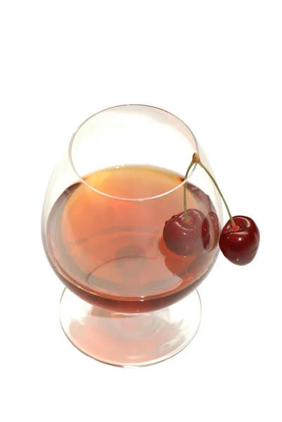 Bicchiere di vino e ciliegie isolato — Foto Stock