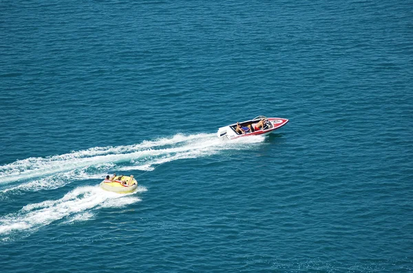Моторные лодки в море — стоковое фото