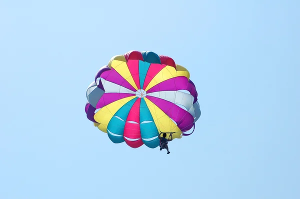 멀티는 하늘에 낙하산을 착 색 — 스톡 사진