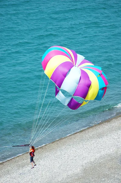 Многоцветный парашют — стоковое фото