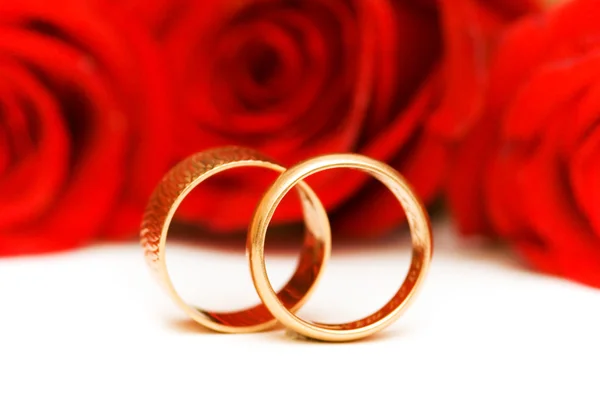 Концепция свадьбы с розами и кольцами Стоковая Картинка