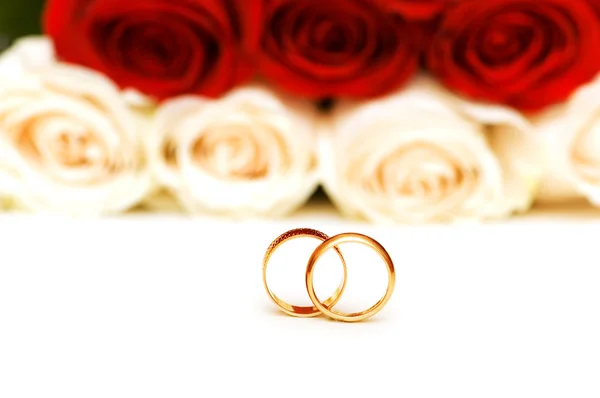 Concepto de boda con rosas y anillos Imagen de archivo