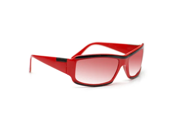 Üzerinde beyaz izole kırmızı güneş gözlüğü — Stok fotoğraf