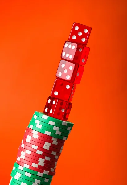 Żetony kasyna i karty przed czerwony — Zdjęcie stockowe