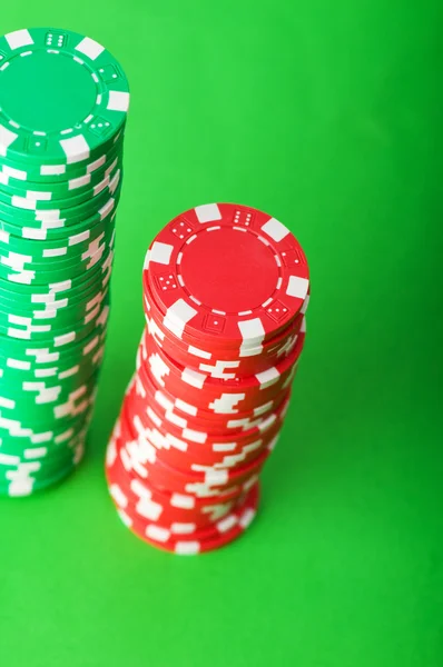 カジノのチップと緑に対するカード — ストック写真