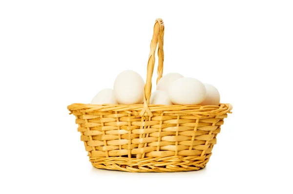 Кошик повний яєць ізольовано на білому — стокове фото