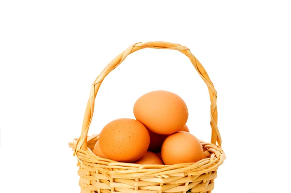 Keranjang penuh telur terisolasi pada putih — Stok Foto