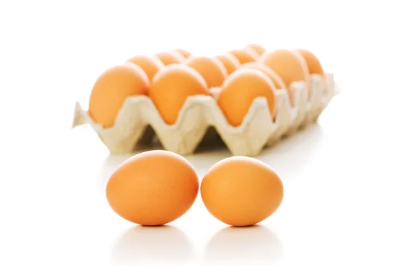Muitos ovos isolados no branco — Fotografia de Stock