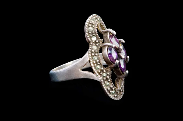 Pierścień Biżuteria na czarnym tle — Zdjęcie stockowe