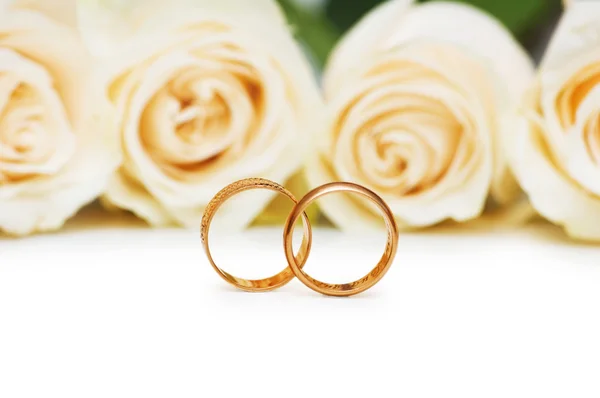 Розы и свадебные кольца изолированы — стоковое фото